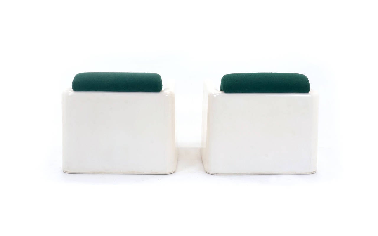 Italian Mod White Fiberglass Pair of Chairs, 1970s