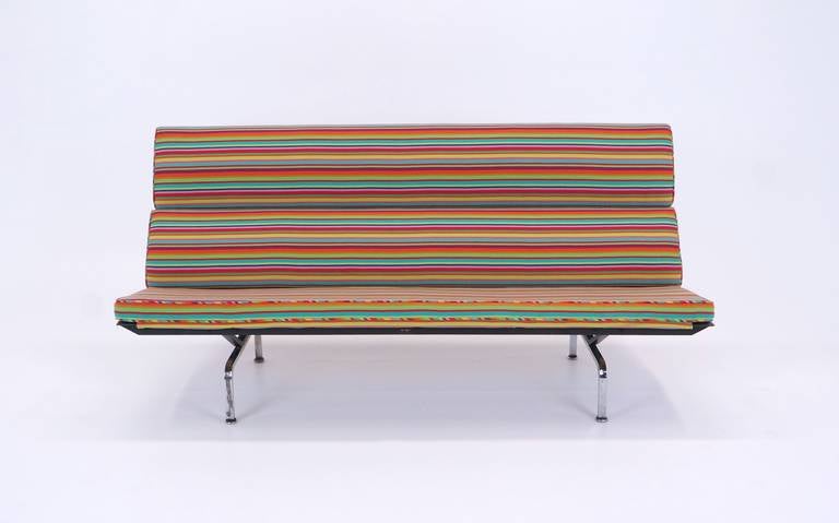 Eames Sofa Compact für Herman Miller.  In den letzten Jahren mit Alexander Girard Millerstripe-Stoff neu gepolstert.