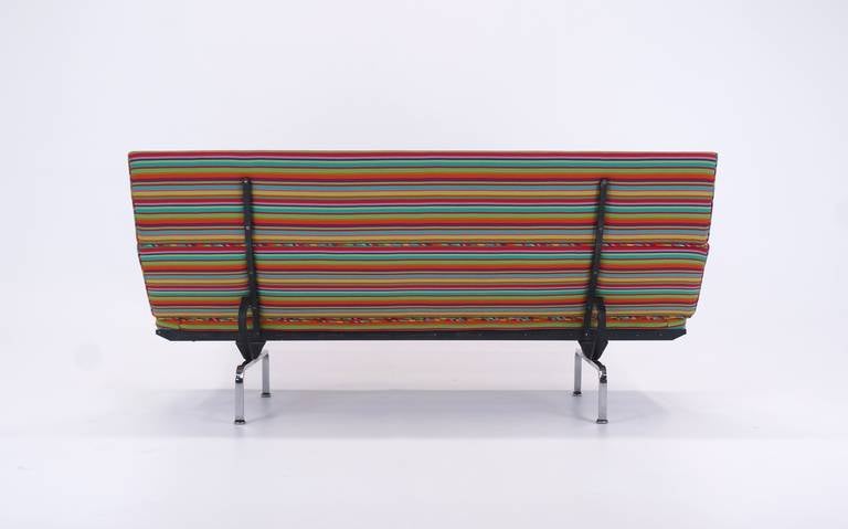 Charles und Ray Eames Sofa Compact:: Alexander Girard Miller Stripe Fabric im Zustand „Gut“ in Kansas City, MO