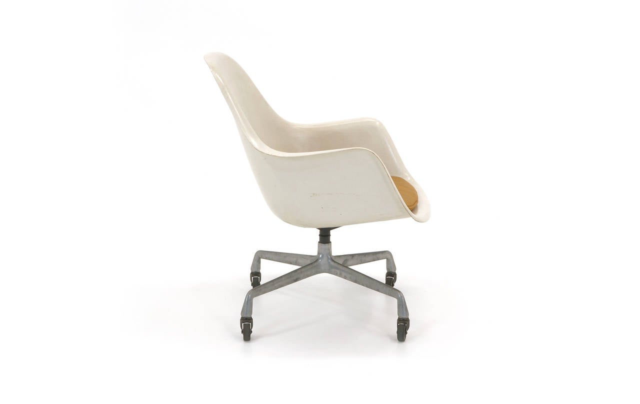 Mid-Century Modern Very rare Eames EC175-8. For Sale