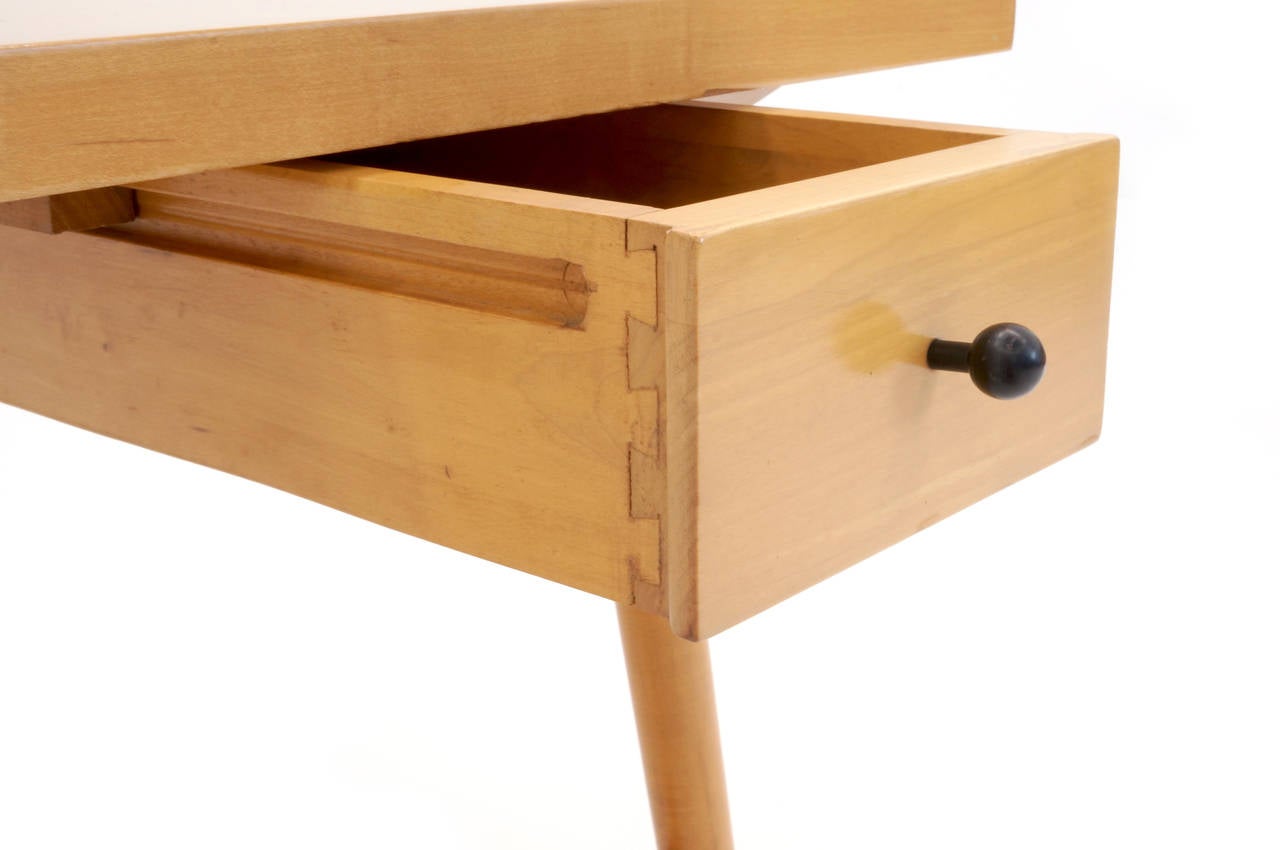 Érable Paire de tables d'appoint avec tiroir de Paul McCobb du groupe Predictor. en vente