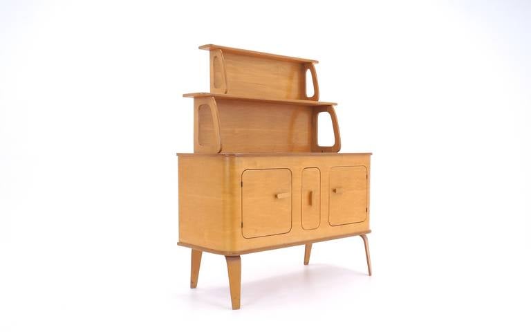 Credenza o vetrinetta disegnata da Herbert Von Thaden.  Tutto originale, produzione fine anni '40-inizio anni '50.  La finitura originale è in ottime condizioni.  