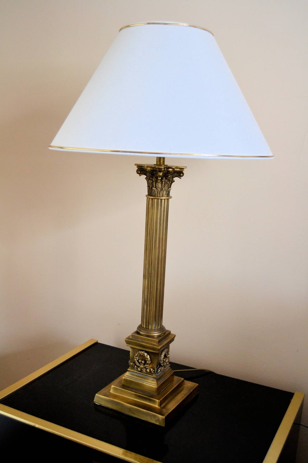 Pair of Neoclassical Bronze Lamps In Excellent Condition In Saint-Ouen, FR