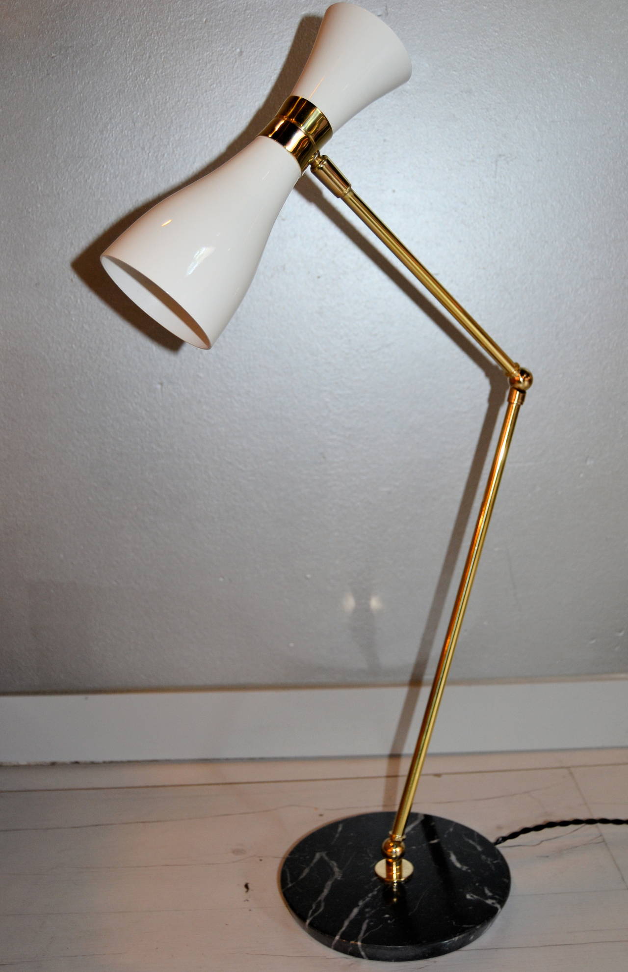 1960s Italian desk lamp with black with white veined marble round base. Lamp is compose by three swivels to be adjusted in height and rotating metal shade painted on white.
Lamp has been entirely restored and rewired for European used.