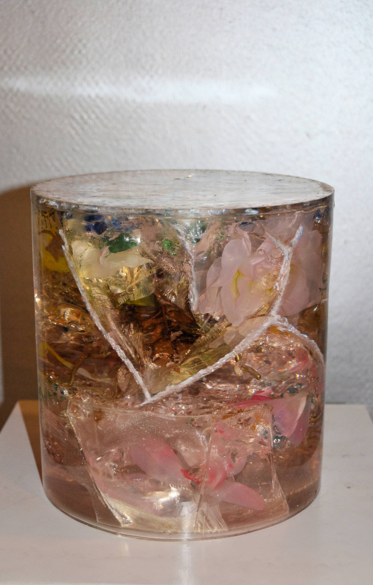 1970s fractal resin with flowers and glass inclusion for this decorative object.