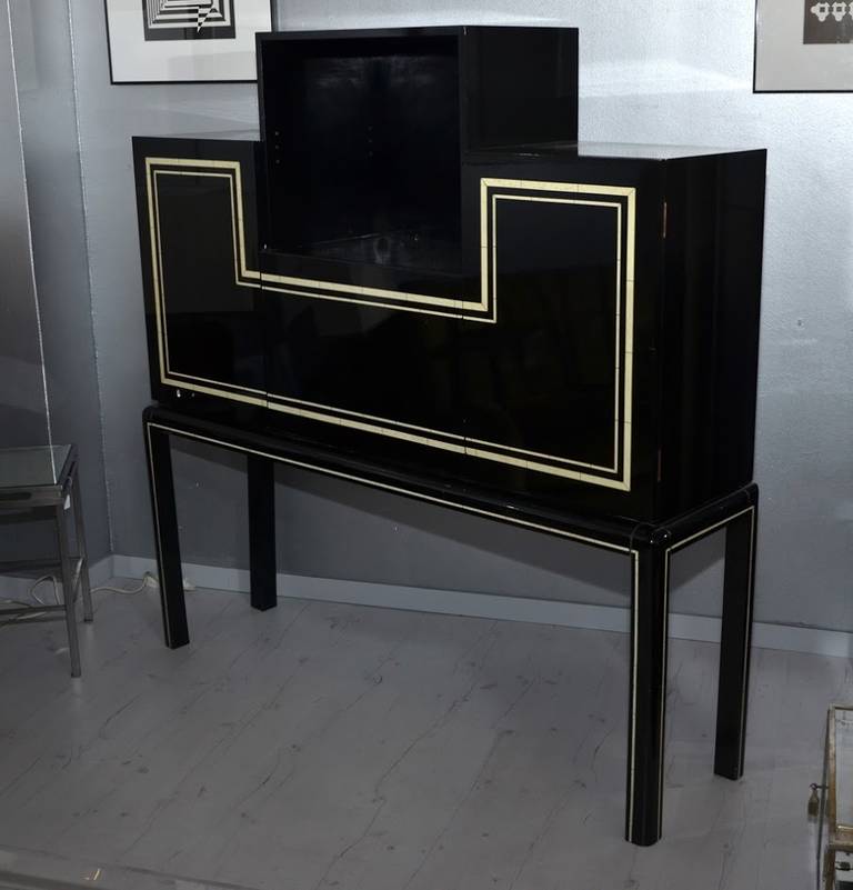 French 1970s Elegant Secrétaire or Bar In Black Lacquer