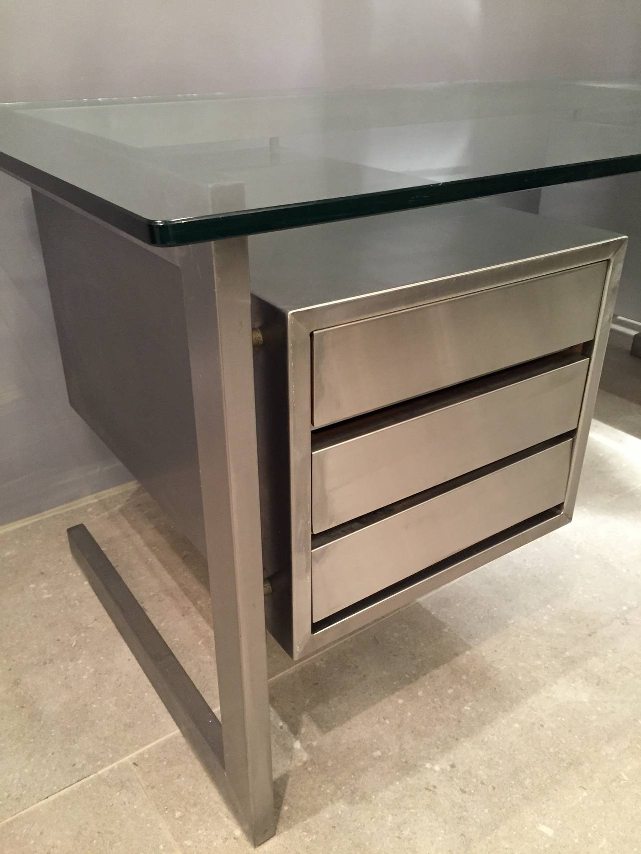 Bureau français en acier inoxydable de 1970 Bon état à Saint-Ouen, FR