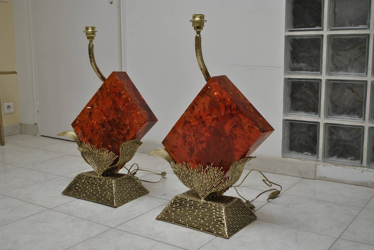 An exceptional and huge pair of table lamps made by the French artist Henri Fernandez. The lamps have been made in 1977 or 1978.
Fernandez made this kind of highly elaborated fractal resin lamps with brass mount only once.
Unsigned (the pieces