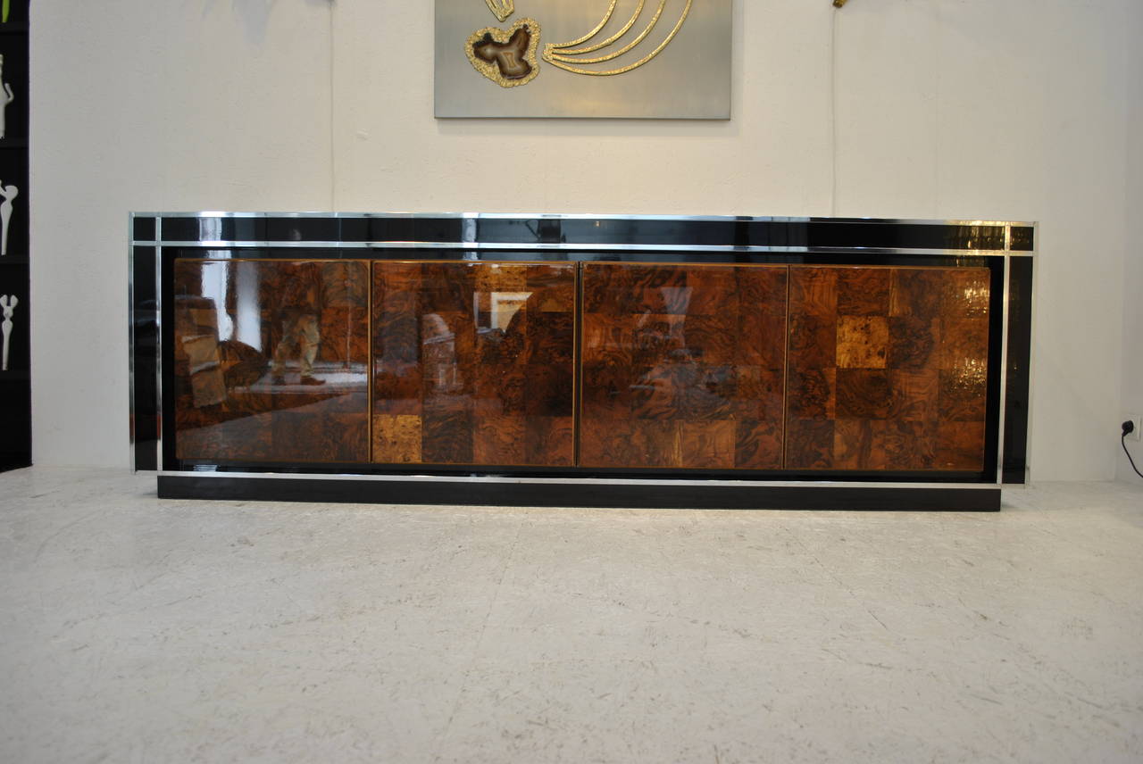A very nice and high-quality credenza with lacquer, burl wood veneer and chrome details. Probably by Romeo Rega.
Very good vintage condition with minor wear on the lacquer. The top is in smoked mirror.
Matches perfectly pieces by Mastercraft, Paul