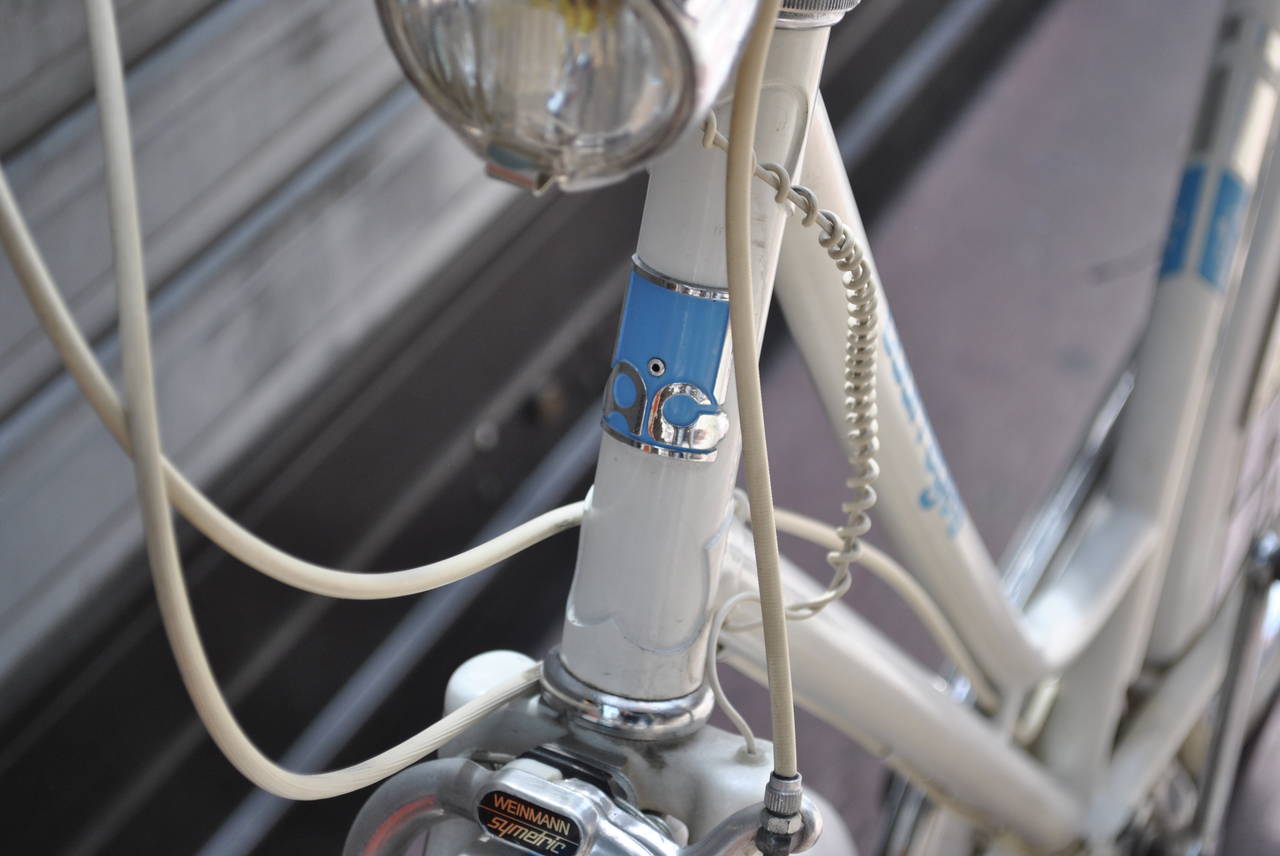 Fashionista must have, extremely rare collector or just the hottest bike in town...
An exceptional collaboration of the fashion designer André Courrèges and the French bicycle and car brand Peugeot resulted in a limited edition production of this