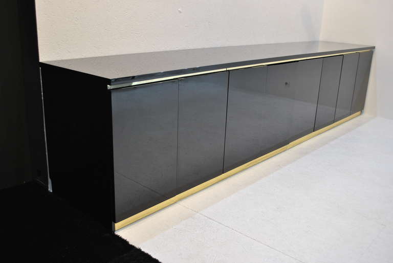 One of a Kind Lacquer with Brass Details Credenza by Jean-Claude Mahey In Good Condition In Saint-Ouen, FR