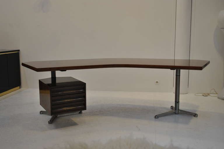 A nice and rare rosewood version of the famous boomerang desk by Osvaldo Borsani edited by Tecno in the early seventies.

Very good condition, with minor surface scratching.