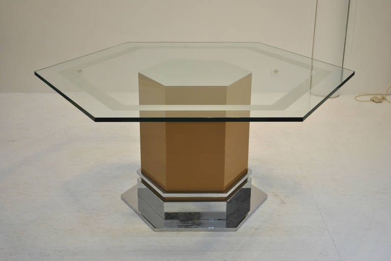 A stunning unique made on demand 1970s modernist dining or center table. Extremely high quality, with a 2cm thick hexagonal églomisé mirror glass top by Saint-Gobain. Very good condition, nearly invisible crack in the epoxy resin lacquer.
The top