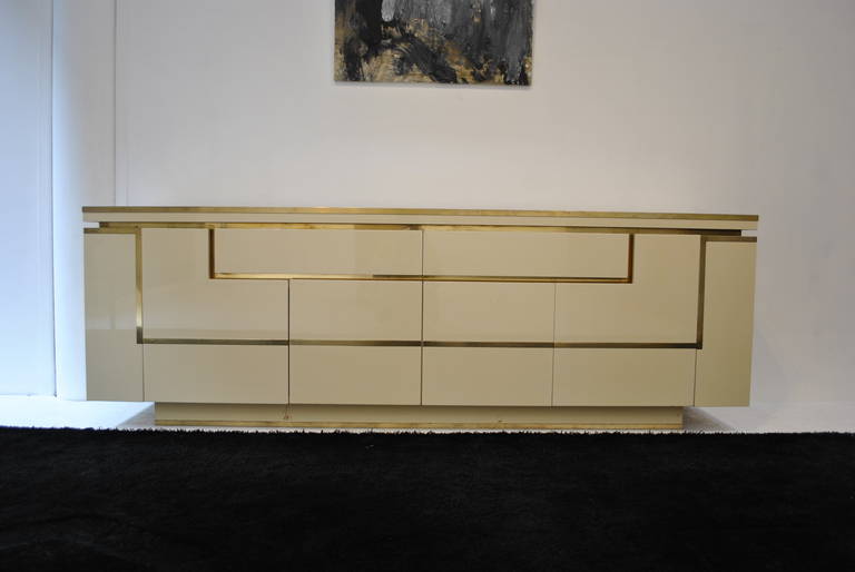 Nice Lacquer and Brass Credenza by Jean Claude Mahey In Good Condition In Saint-Ouen, FR