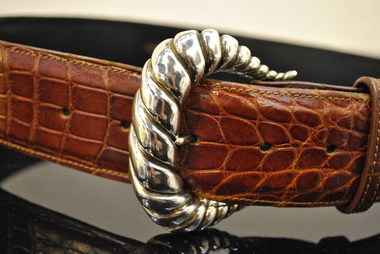 A never seen before and rare alligator belt by Sherrill Kleinberg for Verdana. The belt dates most probably from the 1980s and is in very good condition. Belt-size M (70 to 80cm). The sterling silver has a typical Verdura form and is hallmarked with