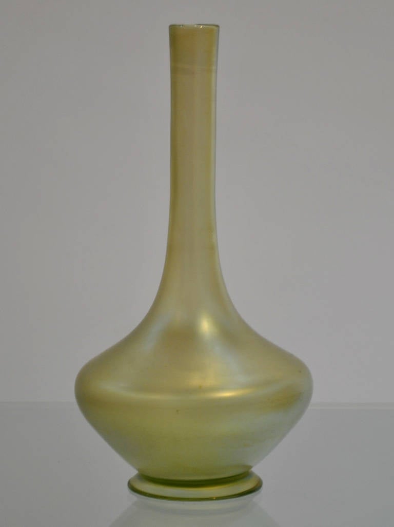 A truly nice vase by Steuben circa 1900. Very good condition!
Unsigned.

FREE SHIPPING to Continental Europe, UK, Canada and USA is offered for this item if bought directly through 1Stdibs. (White glove for smaller pièces and shipping to the
