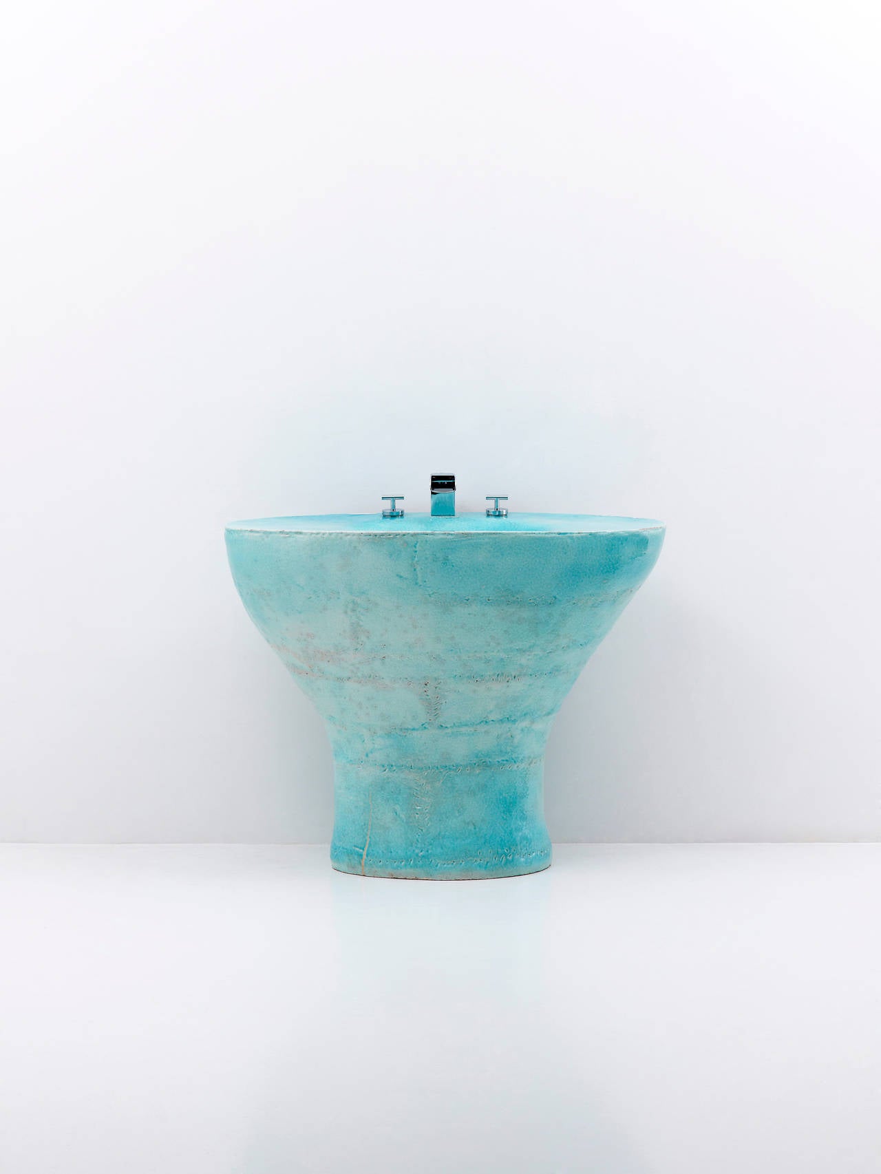 Wash basin,
2012.
Glazed ceramic in traditional grayish-blue-powdered celadon.
Measure: 106 x 57 x 83 cm,
41.7 x 22 x 32.6 in.