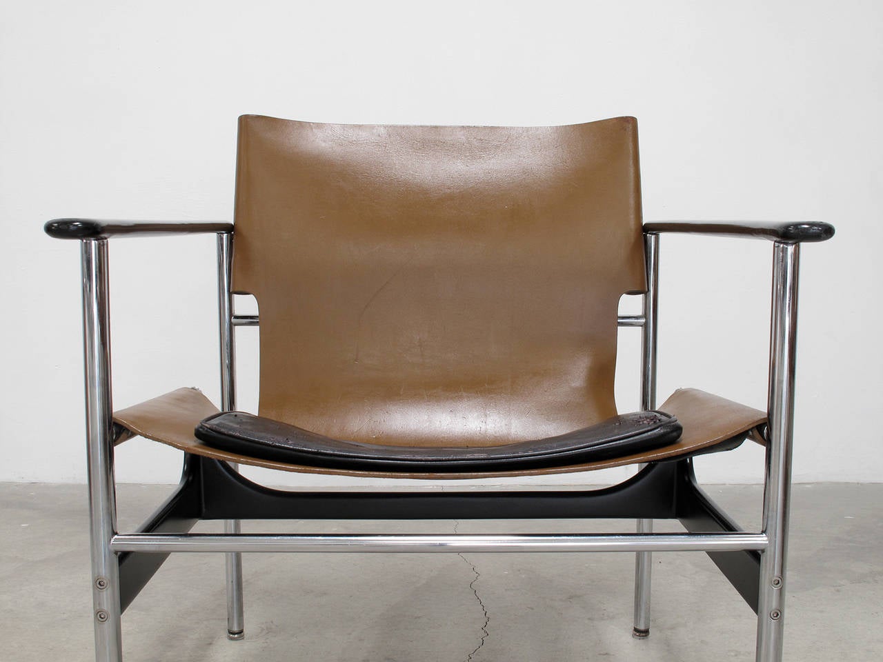 Knoll Model 657 Sling Chair Designed by Charles Pollock In Good Condition In Los Angeles, CA