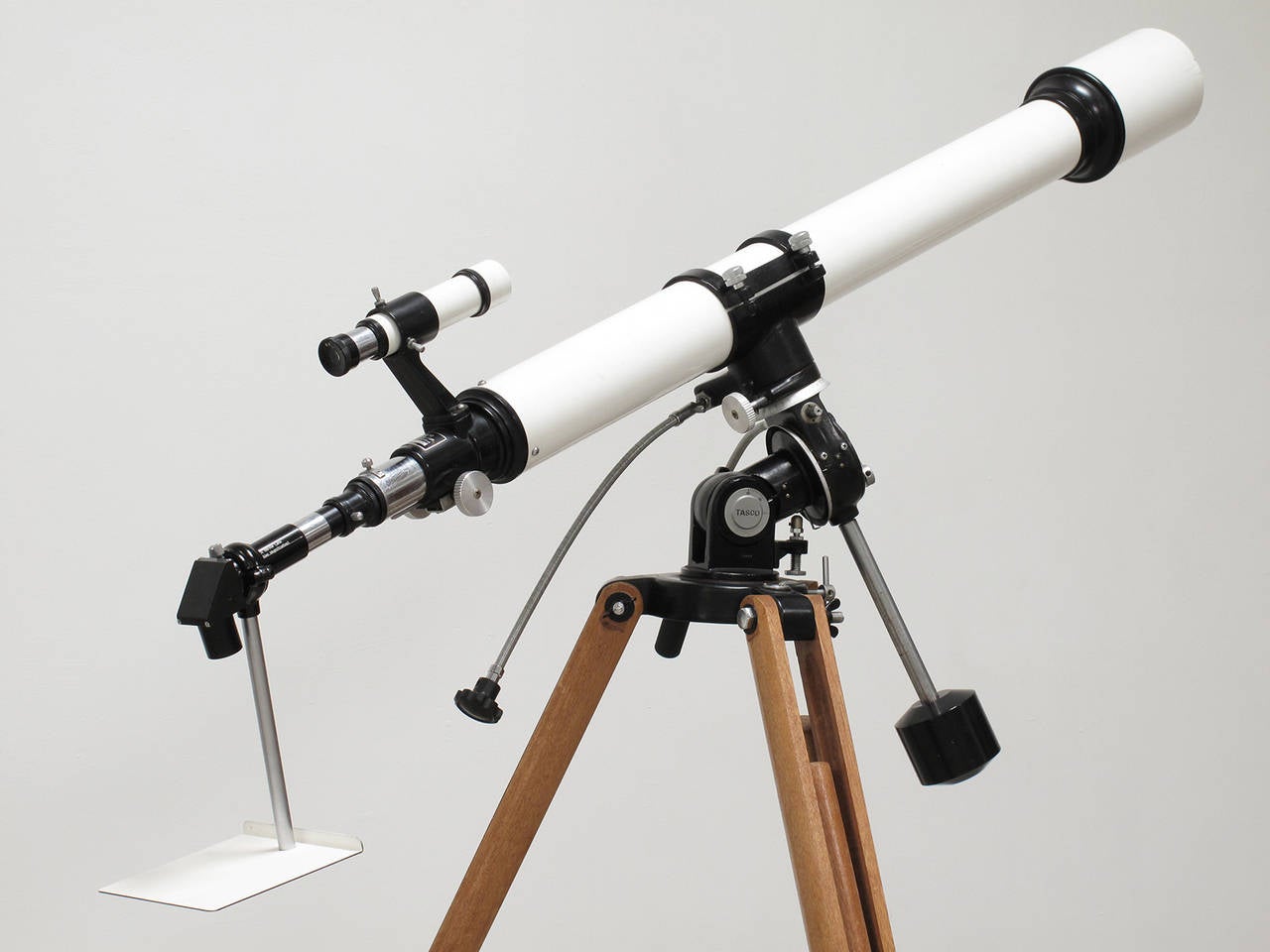 Modernist Telescope on Wood Tripod In Good Condition In Los Angeles, CA