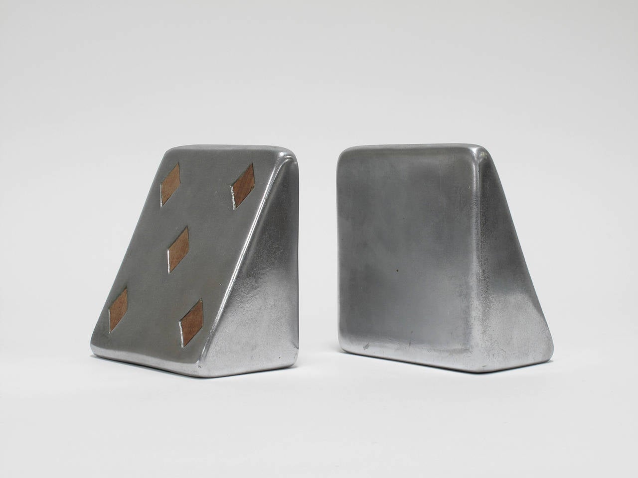 Pair of bookends in silver plated cast metal with inlaid wood diamonds designed by Ben Seibel and made by Jenfred Ware for the "Maison Gourmet" collection, New York, 1950s.