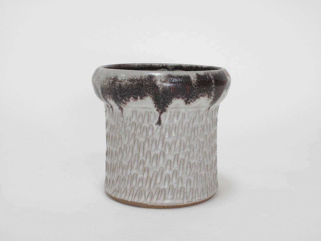 Hand thrown glazed pottery, planter or flower pot in the style of Earthgender Ceramics, California Modern, 1960s.