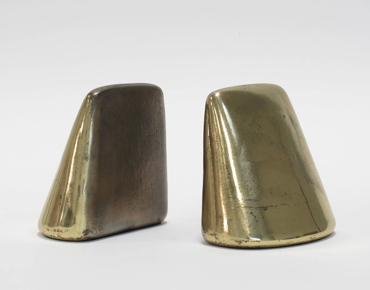 Pair of bookends in brass-plated cast metal designed by Ben Seibel and made by Jenfred Ware, New York, 1950s.

Dimensions of each: 5 1/2