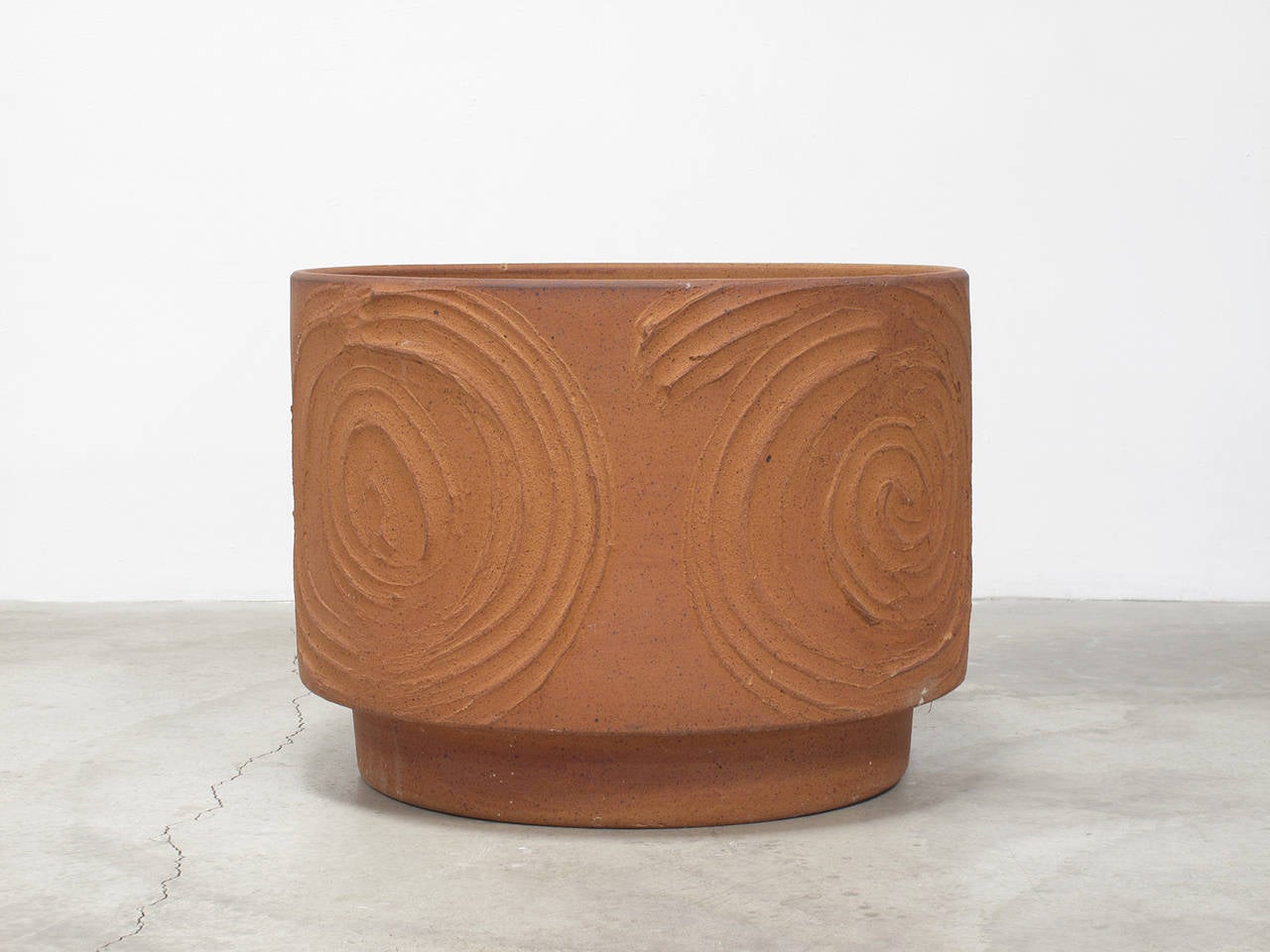 David Cressey
'Expressive' design, 1960s
Stoneware, unglazed
Pro Artisan Collection
Architectural pottery
Los Angeles, California
16.75 high x 22.75 diameter
One original drainage hole in center of bottom.