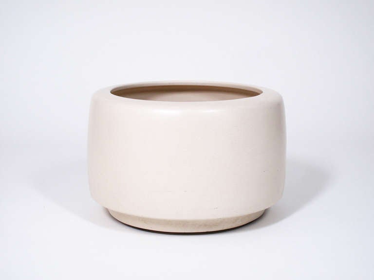 Glazed ceramic planter designed by John Follis and made by Architectural Pottery USA, original model number CP-17, Los Angeles, 1950s.