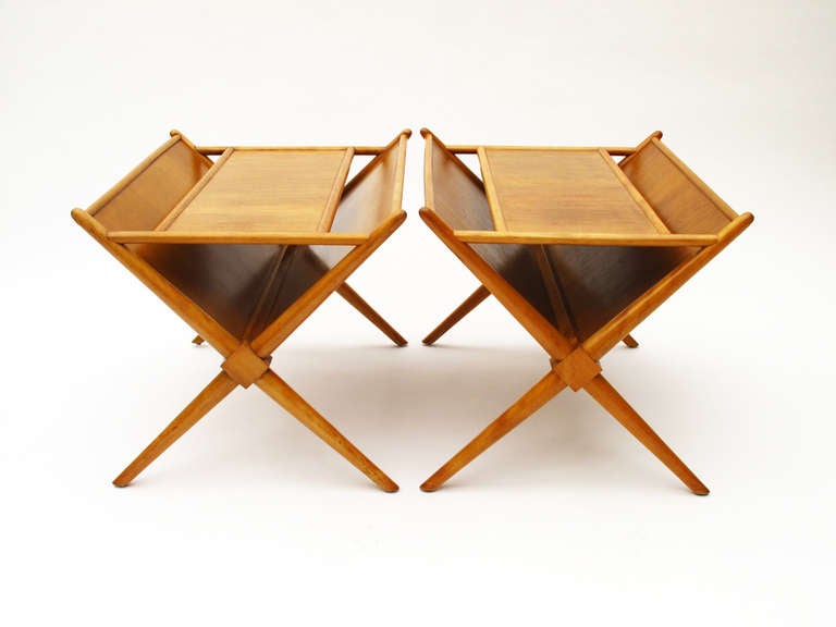 Companion pair of side tables in bleached walnut with angled sides for displaying magazines and visual materials designed by T.H. Robsjohn Gibbings and made by Widdicomb Furniture Company, Michigan, 1950s