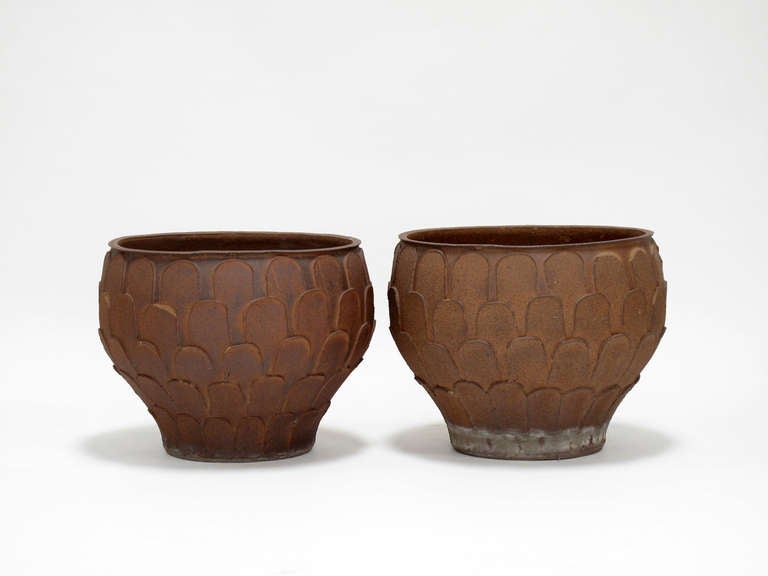 Pair of raw stoneware planters designed by David Cressey for the Architectural Pottery Pro/Artisan series, USA, 1960s. These stoneware planters feature an artichoke, bulb-shaped form with a thick overlapping, flattened leaf pattern, and are in good