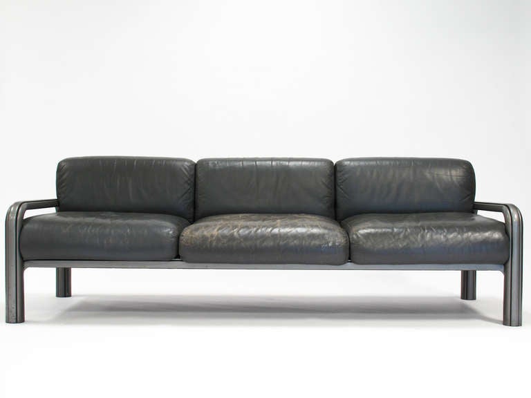 Comfortable lounge sofa in leather and steel designed by Gae Aulenti in 1975 and made by Knoll in 1984.