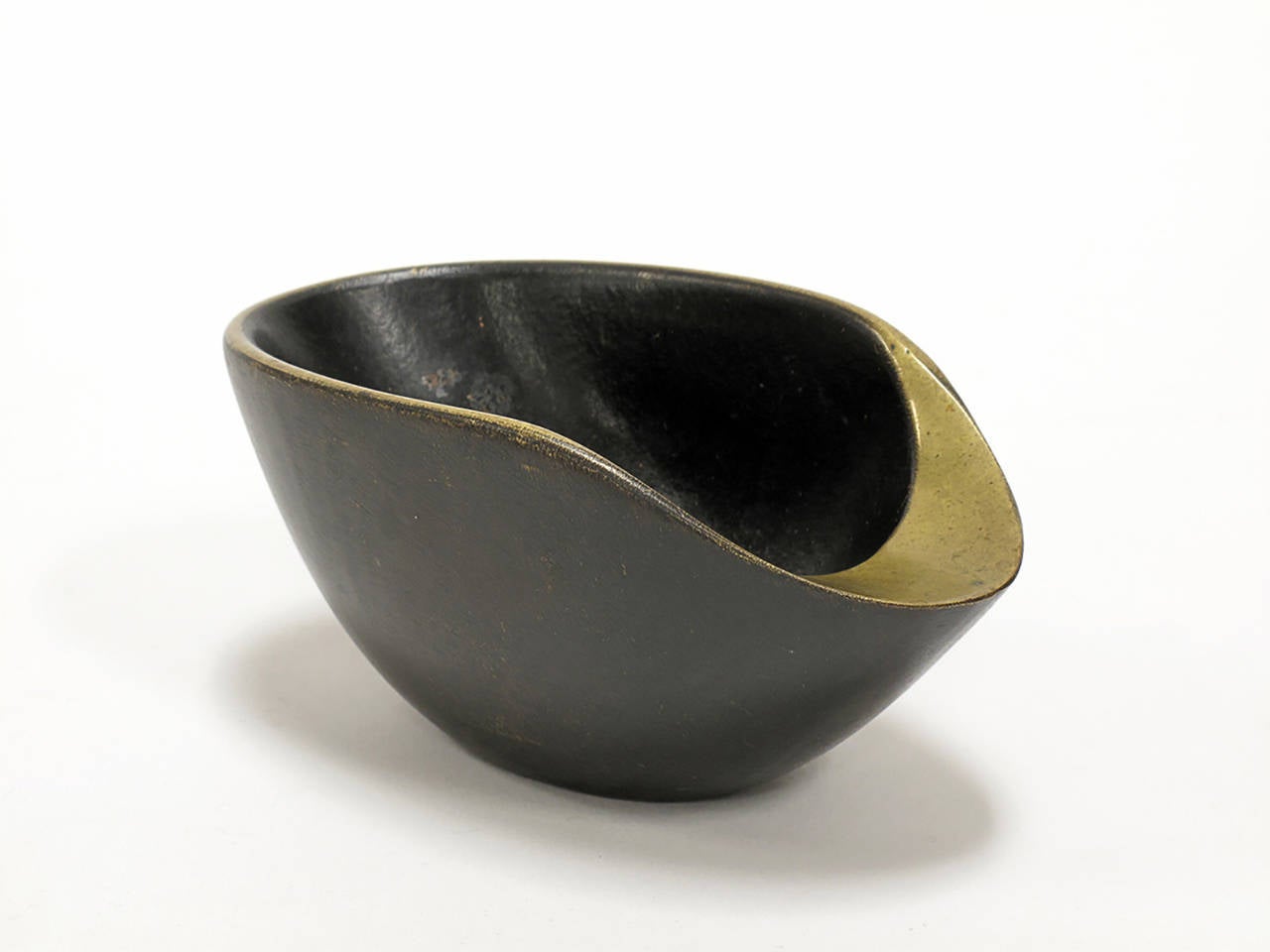 Objet d'art (ashtray or dish) in solid bronze designed and made by Carl Auböck at the Werkstätte Auböck, Austria, 1950s, signed 