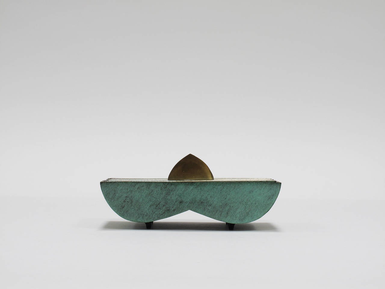 Boîte en bronze massif à patine vert-de-gris conçue par Maurice Ascalon et fabriquée par Pal-Bell Co, Tel Aviv, Israël, 1939-1956.