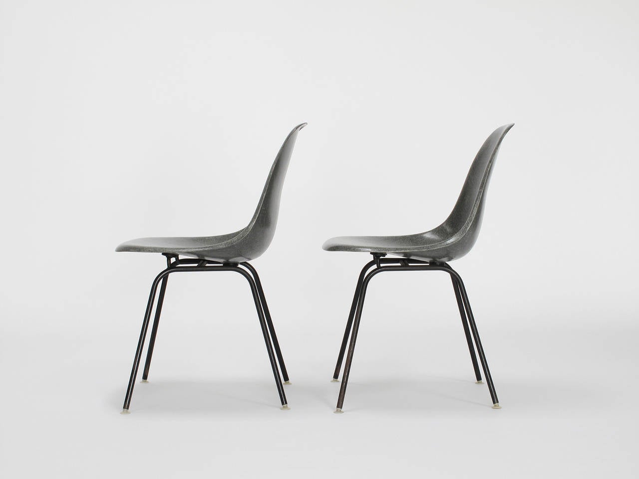 Mid-Century Modern Pair of Charles and Ray Eames Fiberglass 'Shell' Chairs, 1960s For Sale