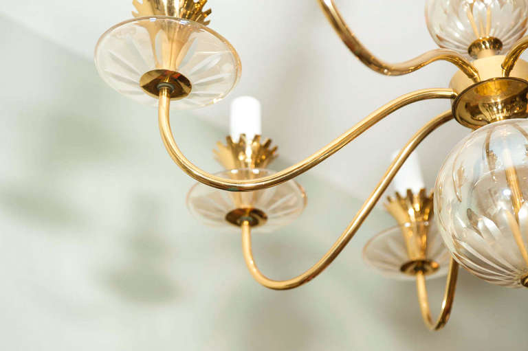 Brass and Glass Chandelier Attributed to Lightolier In Excellent Condition In Toronto, ON