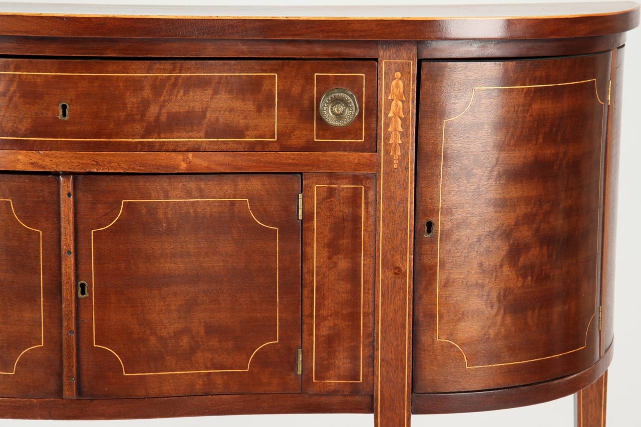 Small American Federal Style Inlaid Sideboard Console c. 1890-1910 In Excellent Condition In Shippensburg, PA