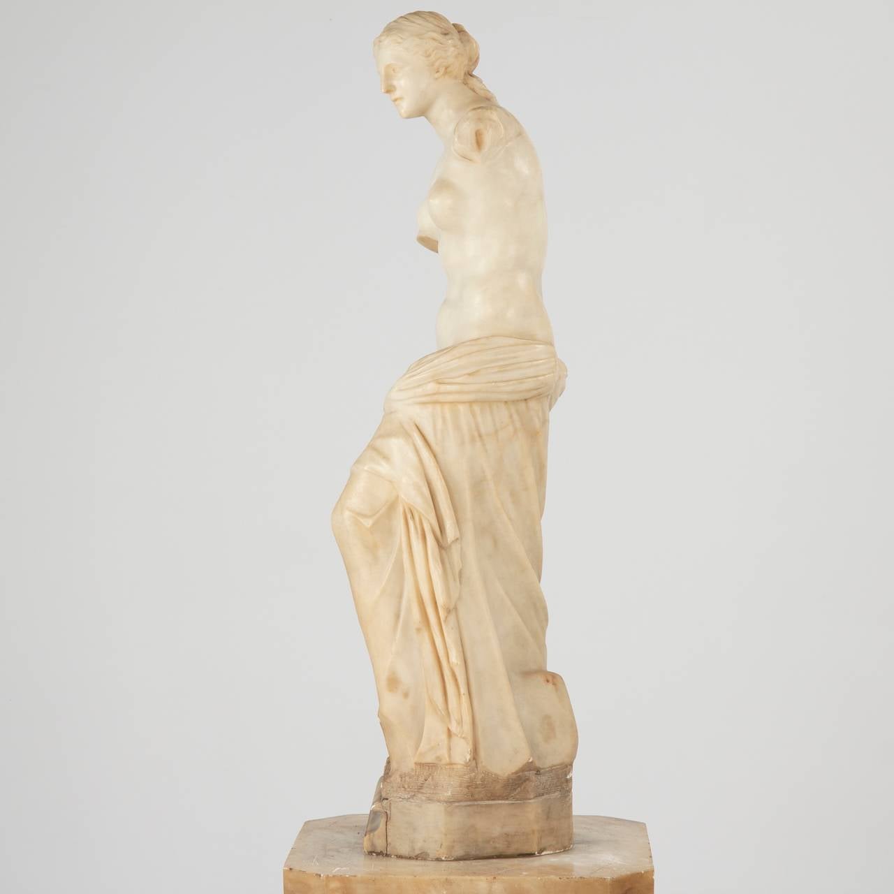 Continental Marble Sculpture of Venus de Milo, after the Antique In Distressed Condition In Shippensburg, PA