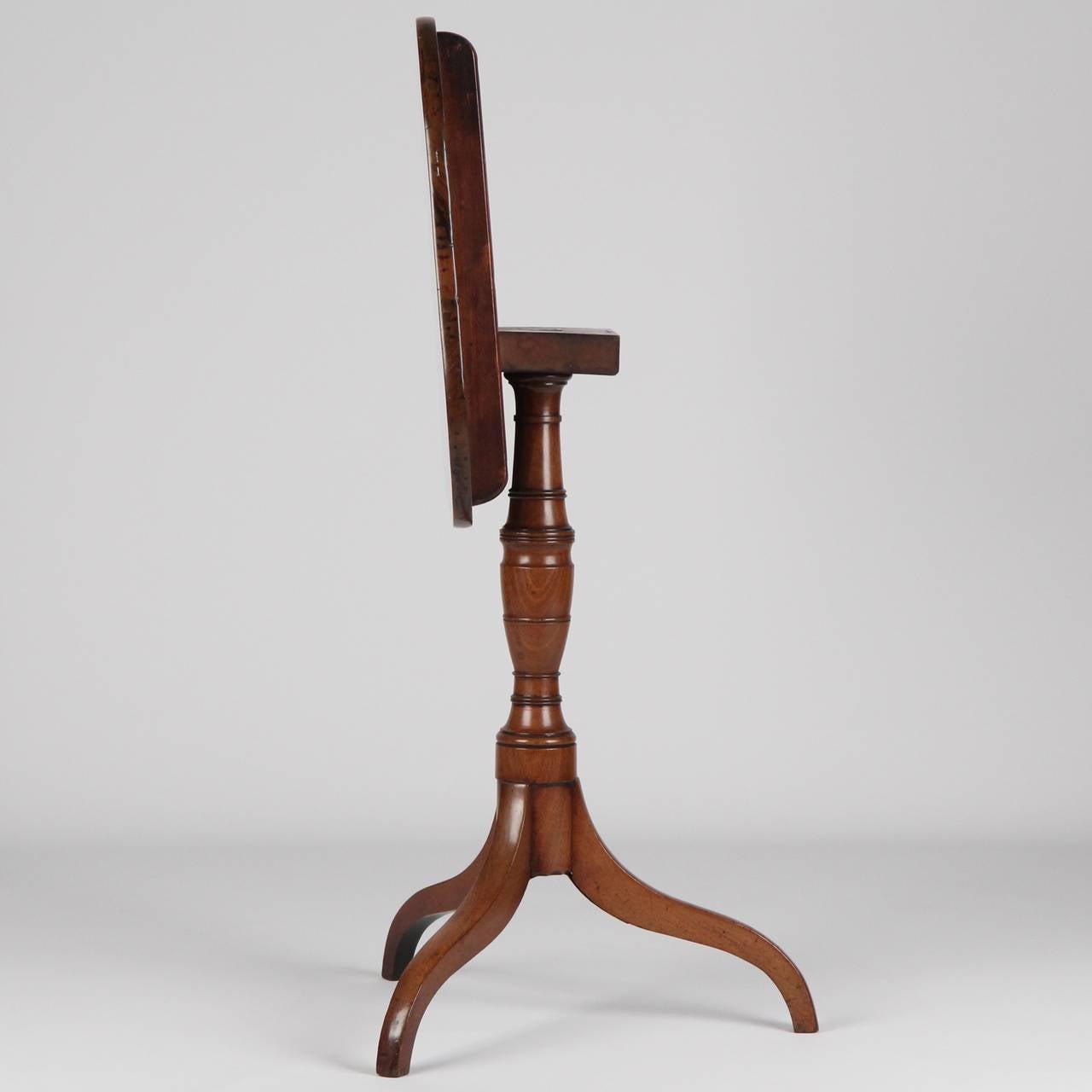 American Federal Mahogany Tilt-Top Candle Stand, New York circa 1800-1815 In Excellent Condition In Shippensburg, PA