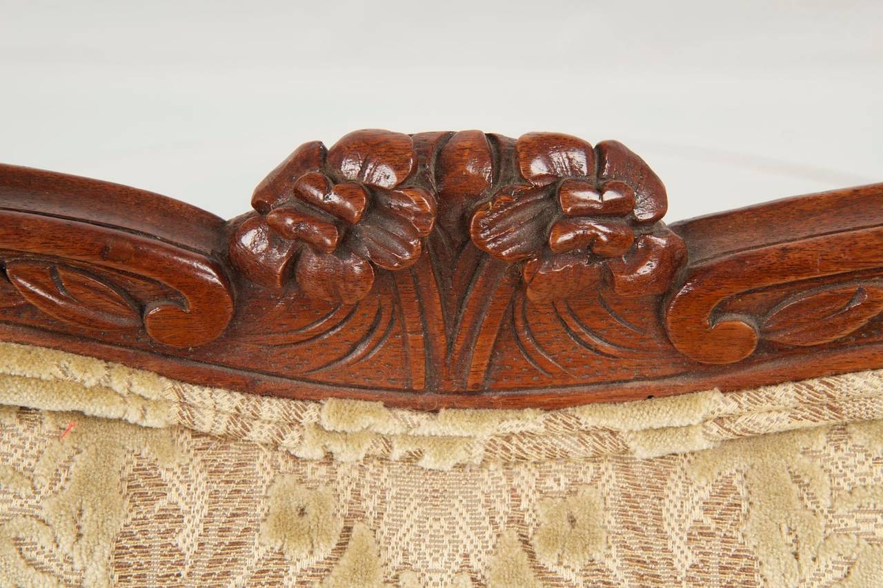 Fine French Louis XV Period Walnut Antique Canapé Settee Sofa, circa 1750 In Excellent Condition In Shippensburg, PA