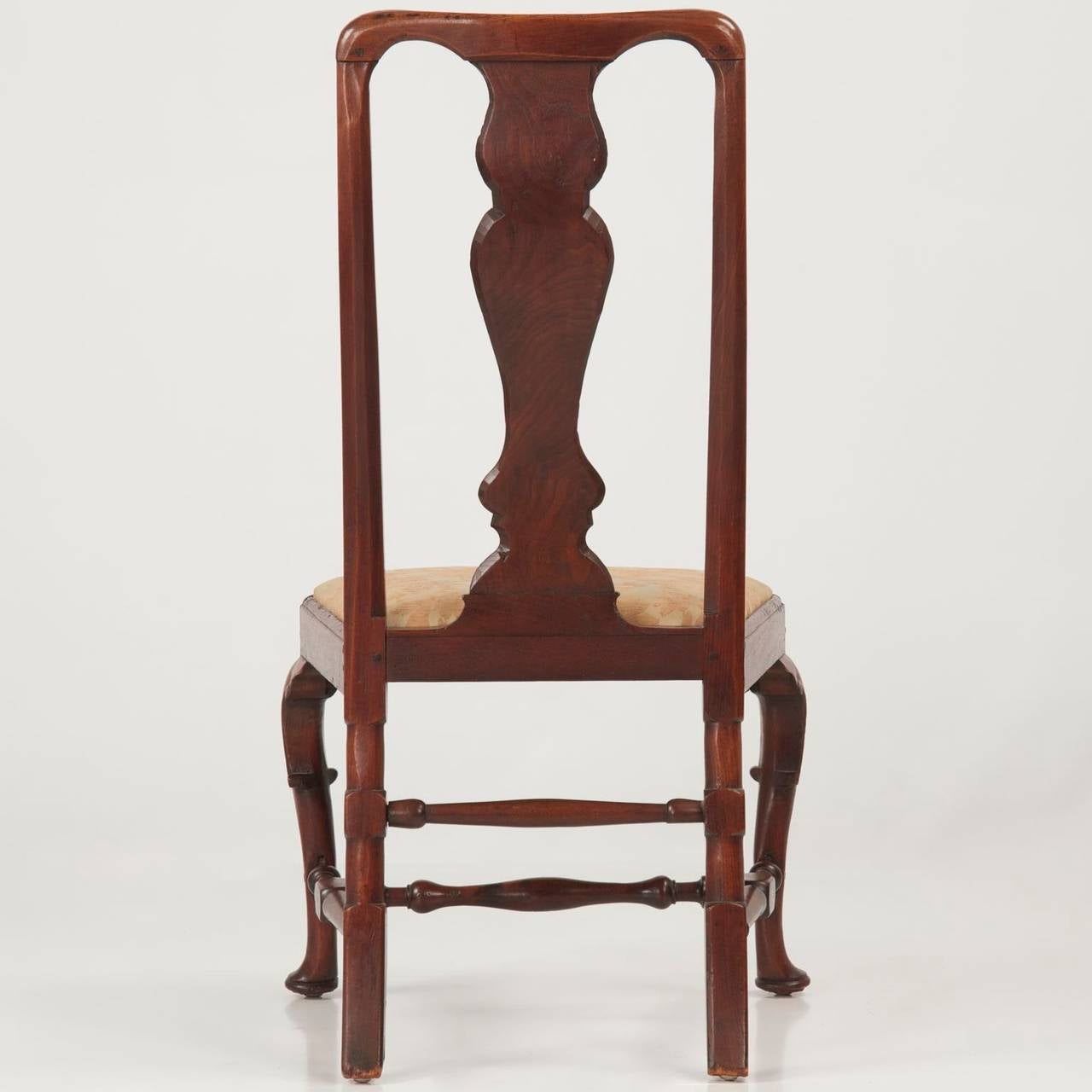 Queen Anne Walnut Antique Side Chair, circa 1725-1740 In Excellent Condition In Shippensburg, PA