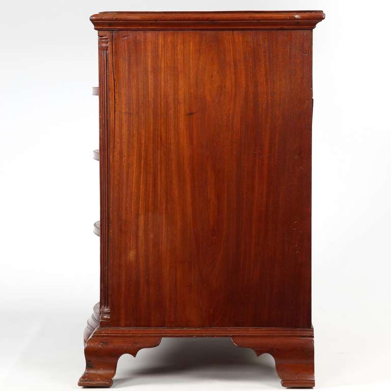 Mahogany American Chippendale Oxbow Antique Chest of Drawers, Connecticut c. 1780