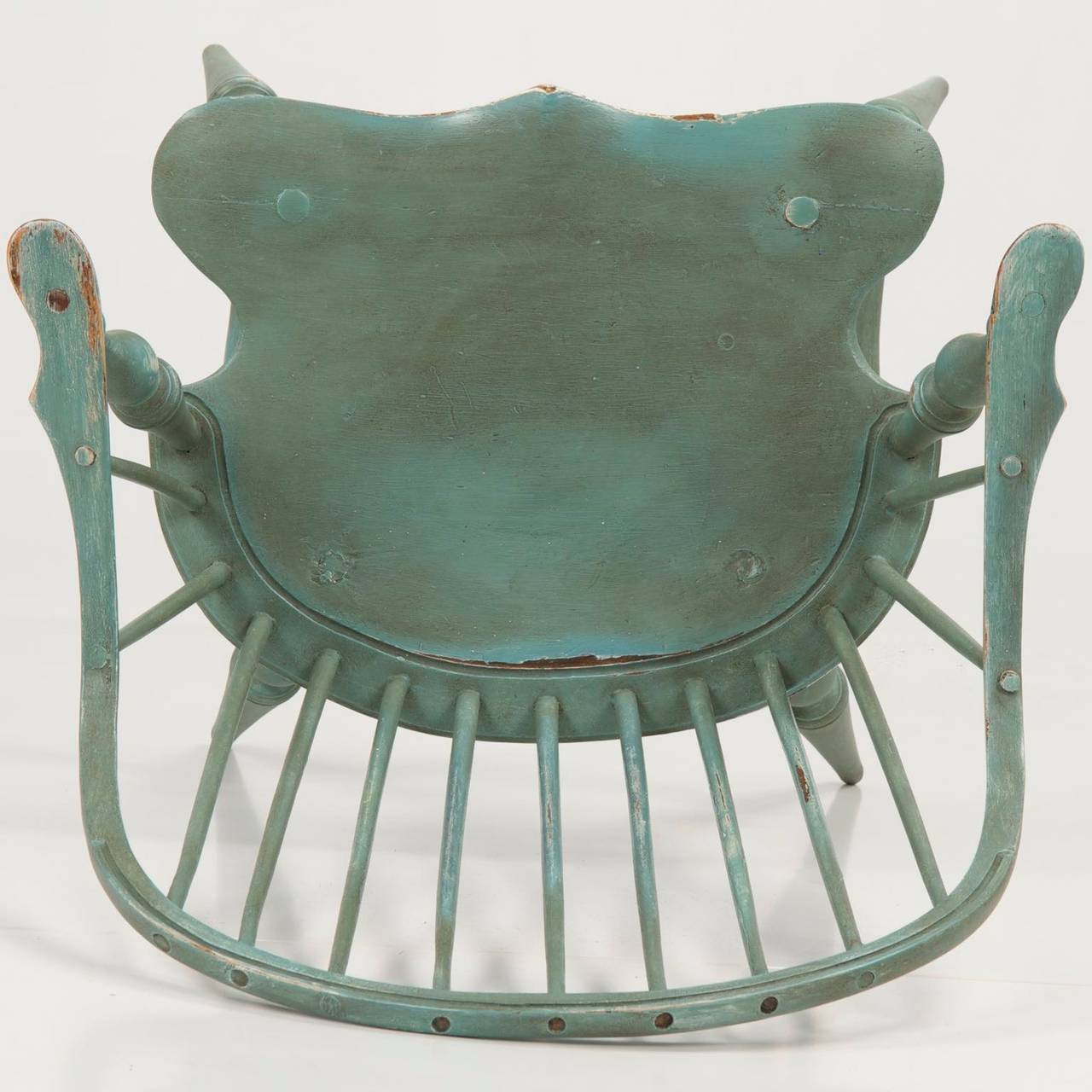 American Continuous Arm Windsor Style Chair, 20th Century In Excellent Condition In Shippensburg, PA