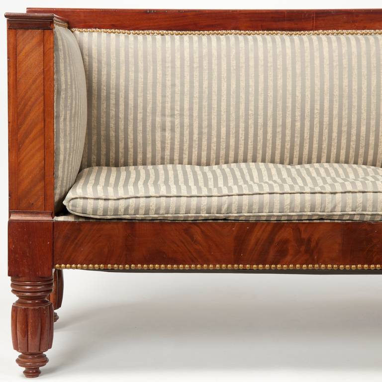 Fine American Classical Mahogany Box Sofa, New York, circa 1840 In Excellent Condition In Shippensburg, PA