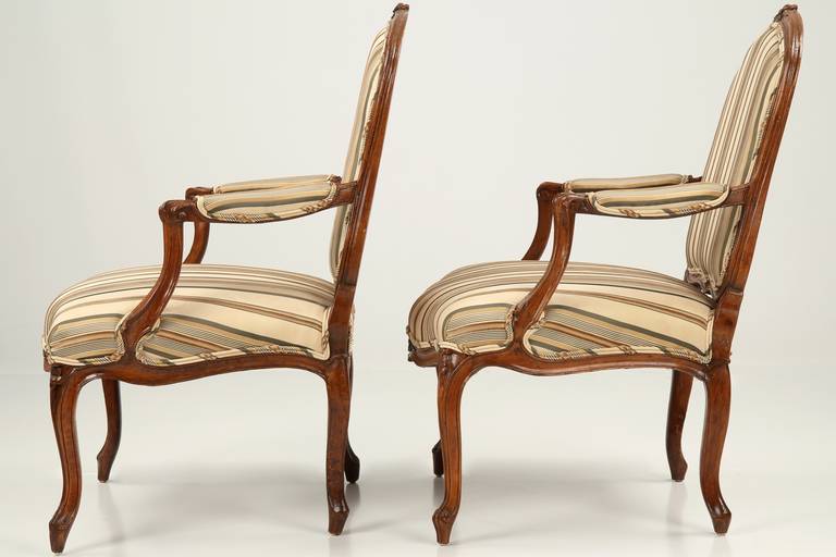 18th Century and Earlier Pair of Louis XV Beechwood Fauteuils Stamped M. Delaporte c. 1740