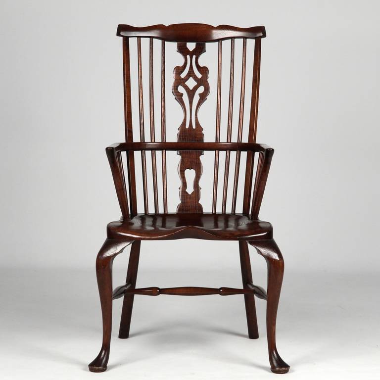 SET OF EIGHT ENGLISH QUEEN ANNE STYLE WINDSOR DINING CHAIRS
Late 20th Century, Benchmade

This is an absolute treasure of a find for anyone passionate about fine Reproductions. A full set of Eight English Windsor Arm Chairs in the Queen Anne