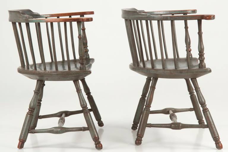 Pair of American Painted Lowback Windsor Antique Chairs, Early 20th Century In Excellent Condition In Shippensburg, PA