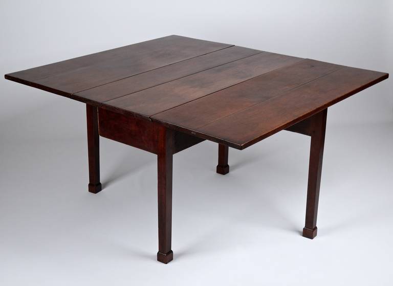 American Chippendale Walnut Antique Dining Table w/ Drop Leaves c. 1750 In Excellent Condition In Shippensburg, PA