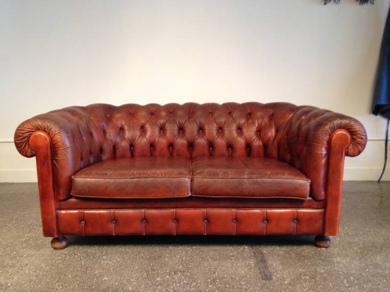 English Leather Tufted Chesterfield Sofa In Good Condition For Sale In By Appointment Only, Ontario