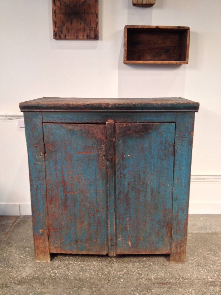 An early 19th Century painted cabinet, original teal color patina or wear. Vermont, circa  1810.