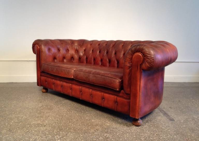 English Leather Tufted Chesterfield Sofa For Sale 3